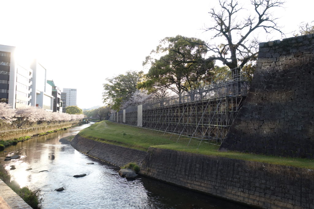 熊本市役所の川